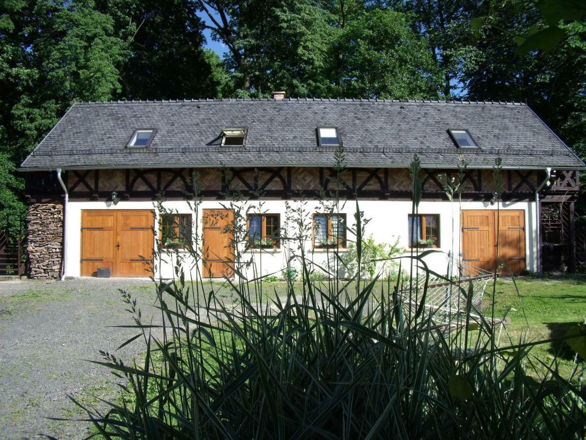 Dom Goscinny Leniuchy Leśna Buitenkant foto